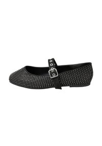 Bailarinas de ante negro con un diseño de tachuelas, que cuentan con una correa con hebilla. La parte delantera está adornada con tachuelas metálicas, proporcionando textura y detalle.