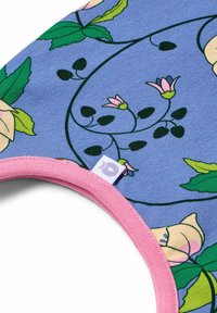 Tessuto a motivo floreale in azzurro chiaro con dettagli rosa, caratterizzato da foglie verdi e dettagli di vite nera. Scollo elastico, etichettato con un piccolo cartellino.