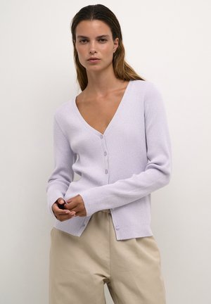 Lila geribbeld vest met een diepe V-hals, lange mouwen en subtiele knoopdetails. Zachte textuur en fitted vorm complementeren het ontwerp.
