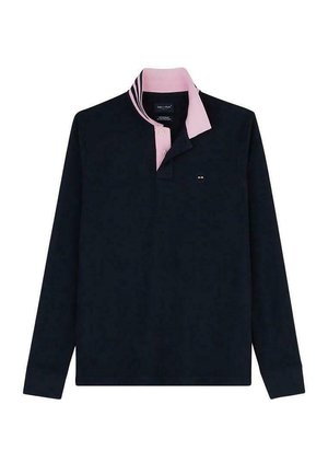 Polo à manches longues marine avec un col rose clair. Il dispose d'une patte de boutonnage à deux boutons et d'un petit logo sur la poitrine. Tissu doux en mélange de coton.