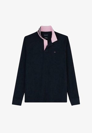 Polo à manches longues marine avec un col rose clair. Il dispose d'une patte de boutonnage à deux boutons et d'un petit logo sur la poitrine. Tissu doux en mélange de coton.