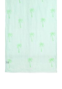 Jasnozielony szal w wzór palmy w intensywnym odcieniu zieleni. Wykonany z miękkiego, teksturowanego materiału z frędzlami.