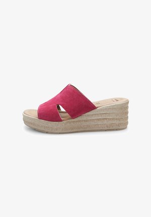 Sandales compensées en suède rose avec bout ouvert, présentant un design à double sangle et une semelle texturée de couleur naturelle.