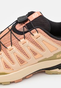 Salomon XA PRO 3D V9 - Løpesko for mark - cork/peach fuzz/sponge