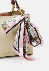 Borsa a mano beige con texture e dettagli marroni, con una sciarpa di seta rosa decorativa e a fantasia legata al manico. Dettagli in hardware dorato.