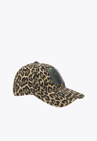Pet van luipaardprint gemaakt van gestructureerde stof, met een gebogen klep en een zwart leren label aan de voorkant.