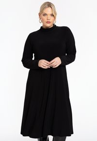 Schwarzes Langarmkleid mit einem Stehkragen, aus weichem Material, A-Linien-Silhouette, knielang, mit einer glatten Textur.