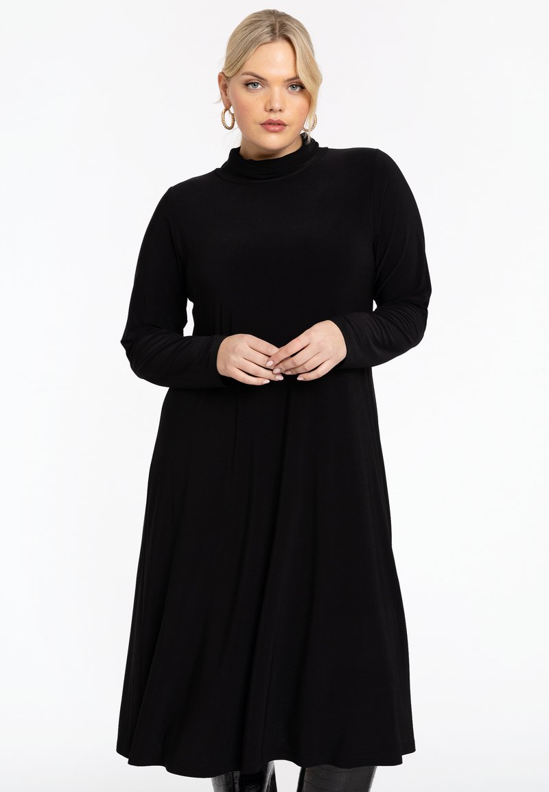 Schwarzes Langarmkleid mit einem Stehkragen, aus weichem Material, A-Linien-Silhouette, knielang, mit einer glatten Textur.