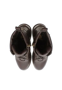 Botas de cuero marrón hasta el tobillo con cremalleras, cordones y una textura suave, con acentos dorados y un tacón reforzado.
