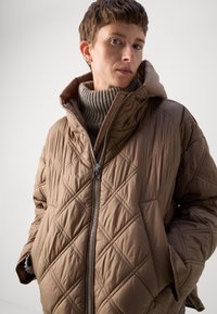 Marc O'Polo QUILTED CAPE JACKET WELT POCKETS SIDE SLITS - Übergangsjacke - soft mocca