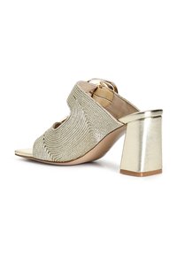 Sandal con tacco a blocco dorato, con tomaia metallica intrecciata, punta aperta e strap posteriore. Finitura liscia e dettagli di design testurizzati sui lati.