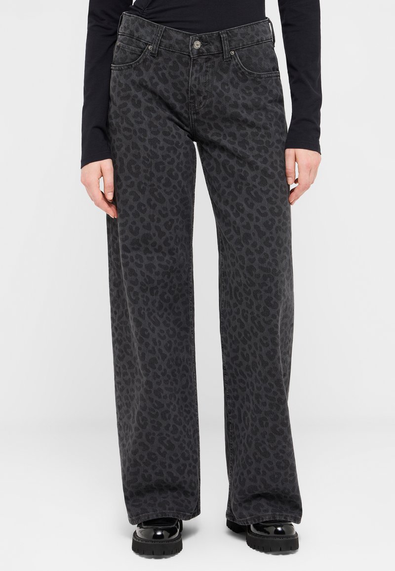 Blugi negri cu croială largă și model cu print leopard. Confecționați din denim, au închidere cu nasturi, cinci buzunare și cusături contrastante.