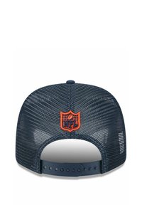Marineblaue Mesh-Baseballkappe mit einem orangefarbenen gestickten NFL-Logo auf der Rückseite, ausgestattet mit einem Kunststoff-Snap-Verschluss zur Größenanpassung.
