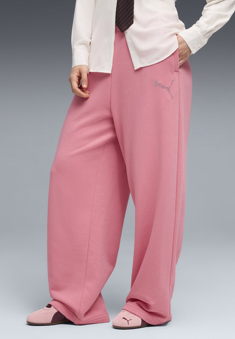 Puma GRAPHIC LEO LUXE BEDAZZLED SLOUCHY - Teplákové kalhoty - wild pink