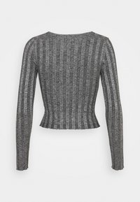 Top lungo a maniche lunghe grigio con una silhouette leggermente accorciata. Presenta un collo rotondo e un tessuto testurizzato con strisce alternate.
