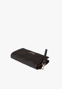 Portafoglio nero trapuntato con una texture liscia, dotato di cinturino da polso e dettagli in metallo dorato. Design compatto con chiusura a patta.