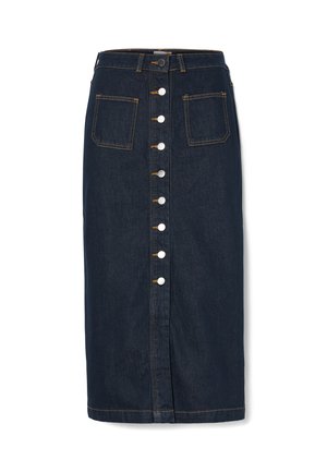 Granatowa denimowa spódnica midi z przednim zapięciem na guziki, dwiema dużymi bocznymi kieszeniami oraz widocznymi szwami wzdłuż krawędzi.