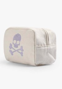 Borsetta in tela di colore crema, con un design di teschio e ossa incrociate viola scintillante. Chiusura con zip, forma rettangolare.