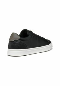 Schwarze Ledersneaker mit strukturiertem Finish, weißer Gummisohle und kontrastierendem grauen Fersenakzent. Schnürsenkel sind im oberen Design fixiert.