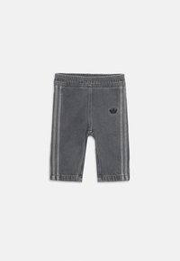Shorts en denim gris avec une taille élastique, des rayures sur les côtés et un petit logo noir près de l'ourlet. Présente une coupe droite et un tissu texturé.