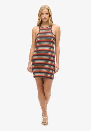 Ribbet sleeveless bodycon kjole i mørk stof med horisontale striber i rød, gul og grøn. Blød tekstur, tætsiddende design.