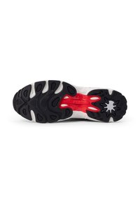 Schwarz-weiße Sneaker-Sohle mit einem zentralen roten Abschnitt, ausgestattet mit einem strukturierten schwarzen Gummigriff und Fila-Logo. Auffälliges, gewölbtes Außensohlen-Design.
