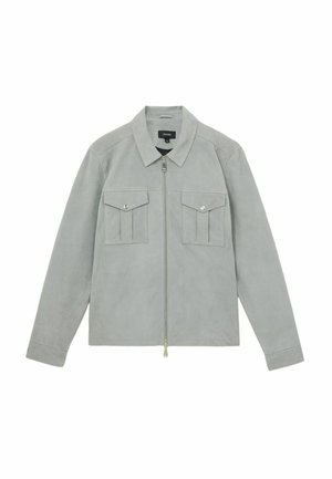 Jachetă din suede gri deschis cu guler, fermoar frontal și două buzunare pe piept cu clapete butonate. Textură fină și croială ajustată.