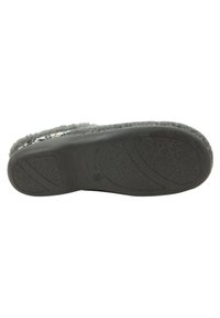 Suela de pantufla gris con suela de goma texturizada, que presenta una forma curva y patrones sutiles para agarre y estabilidad. Detalle de pelo suave a lo largo del borde.