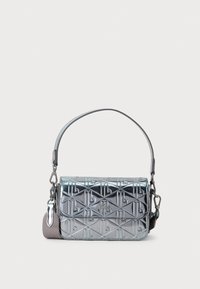Zilveren metallic handtas met een reliëf geometrisch patroon, korte handgreep en een afneembare grijze stoffen schouderriem op een witte achtergrond.
