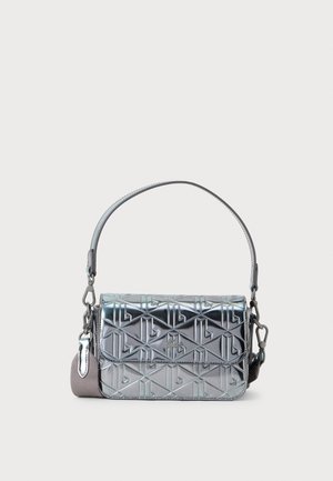 Zilveren metallic handtas met een reliëf geometrisch patroon, korte handgreep en een afneembare grijze stoffen schouderriem op een witte achtergrond.