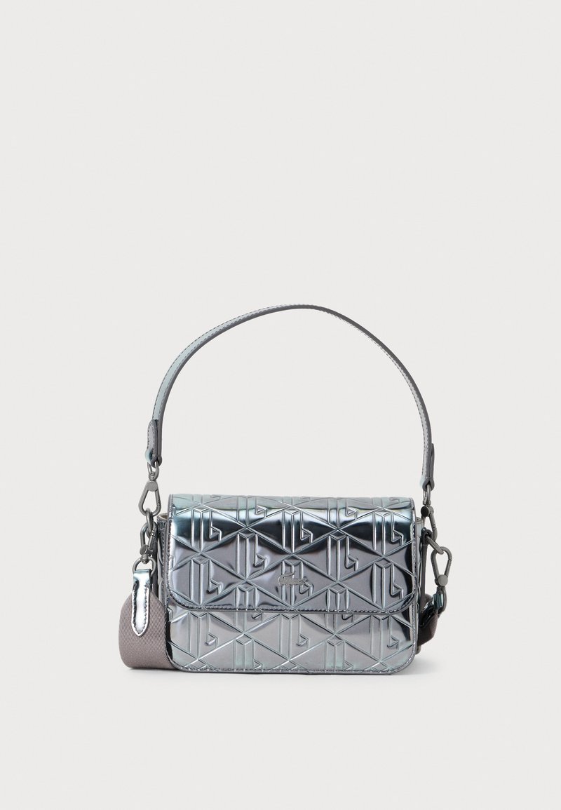 Zilveren metallic handtas met een reliëf geometrisch patroon, korte handgreep en een afneembare grijze stoffen schouderriem op een witte achtergrond.