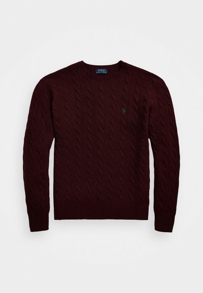 Burgundska pletena pulover z nitastim vzorcem, okroglih izrezom, rebrastim robom in manšetami, opremljen z majhnim zelenim logotipom na prsih.