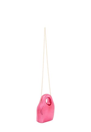 Roze, gevormde tas met een handvat en ritsafsluiting; heeft een glanzende textuur en een gouden kettingriem om te dragen.