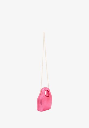 Sac moulé rose avec une poignée et une fermeture éclair ; présente une texture brillante et une bandoulière en chaîne dorée pour le transport.