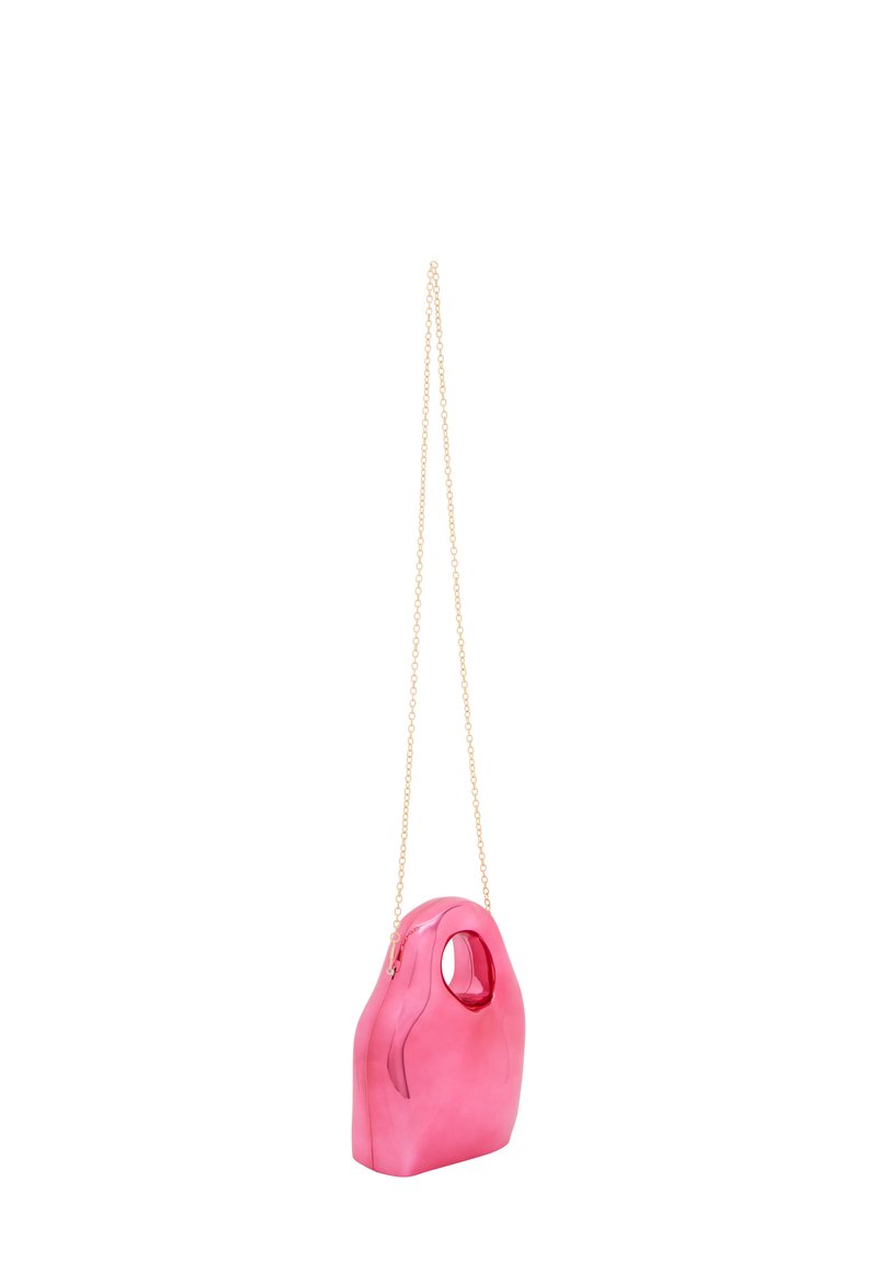 Rosa, formad väska med handtag och dragkedjestängning; har en glänsande yta och ett guldkedjesnöre för bärande.