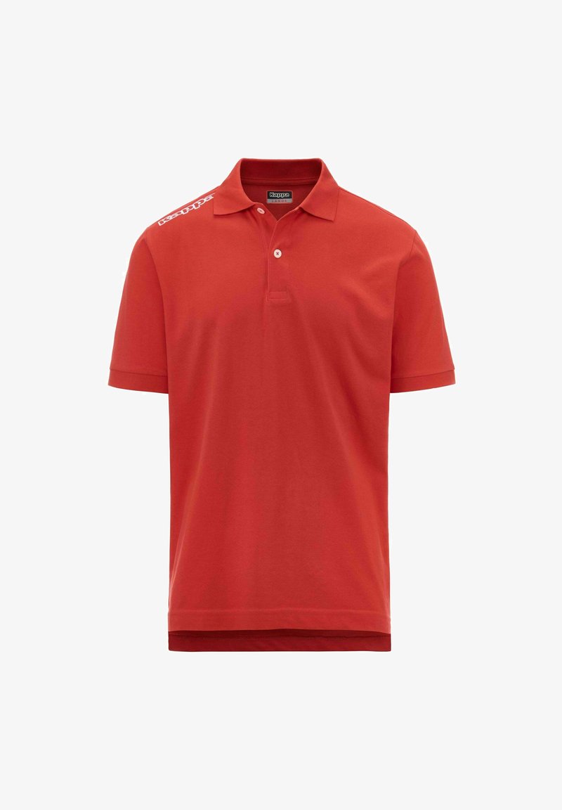 Polo shirt rouge en coton avec un col classique, des manches courtes et un logo de marque discret sur l'épaule. Doté d'une patte de boutonnage à trois boutons.