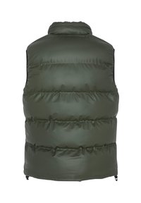 Olivově zelená péřová vesta s vodorovnými prošívanými sekcemi. Má vysoký límec, zipové zapínání a nastavitelný šňůrkový lem.