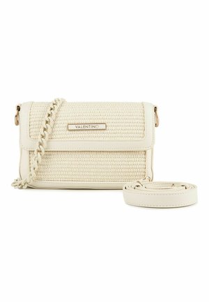 Kleine beige Valentino schoudertas met geweven textuur, kettingdetail op de flap en aparte verstelbare leren riem op witte achtergrond.