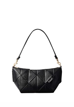 Sac à main en cuir noir avec un motif géométrique matelassé, des fermoirs dorés et une bandoulière unique, avec une petite étiquette logo Calvin Klein.