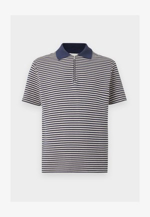 Rövid ujjú, sötétkék és fehér vízszintes csíkos galléros póló sötétkék gallérral és elöl fél cipzárral.