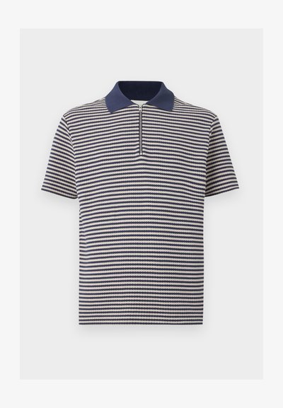Κοντομάνικο πόλο μπλουζάκι με οριζόντιες ρίγες σε ναυτικό μπλε και λευκό, με γιακά σε ναυτικό μπλε και μισό φερμουάρ μπροστά.