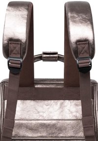 Metallisch brauner Rucksack mit gepolsterten Trageriemen, Textilakzenten, einem oberen Griff und horizontalen Paneeldetails am Körper.