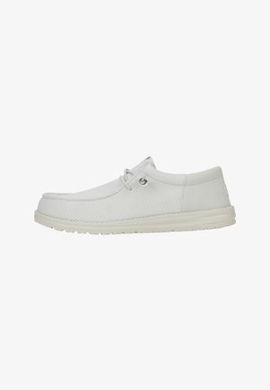 Scarpe bianche leggere con superiore in mesh, dettagli in pizzo e suola in gomma. Punta rotonda e design minimalista.