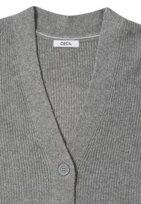 Grau gerippter Cardigan mit V-Ausschnitt, ausgestattet mit einem einzigen grauen Knopfverschluss und weichem Material. Das Etikett trägt die Aufschrift "CECIL".