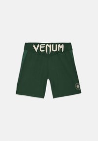 Πράσινα αθλητικά σορτς με φαρδιά μέση που φέρει το λογότυπο "VENUM" σε κρεμ χρώμα. Λεία υφή υφάσματος, εφαρμοστό σχέδιο και μικρό λογότυπο στο πόδι.