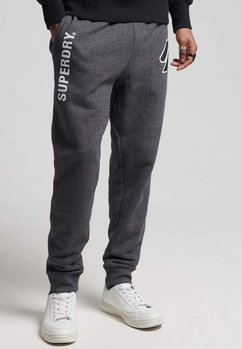 Superdry CODE LOGO Tracksuit bottoms low light black grit/dark grey