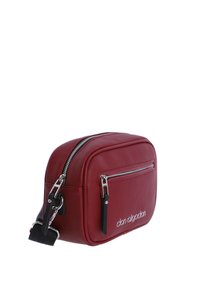 Bolso bandolera de cuero rojo con forma rectangular, herrajes plateados, un bolsillo con cremallera en la parte frontal y un detalle de logotipo en el lateral.