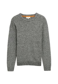 Grijze gebreide trui met een ronde halslijn, gestructureerde stof en geribde mouwen en zoom. De binnenkant van de halslijn heeft een contrasterende oranje accenten.