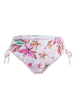 Kwiatowy dół bikini na białym tle, z różowymi, brzoskwiniowymi i zielonymi kwiatami. Regulowane sznurki po bokach dla dostosowanego dopasowania.
