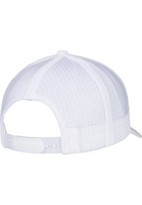 Căciulă albă din plasă, cu o margine curbată, închidere ajustabilă cu snap din plastic în spate și o textură netedă, respirabilă.
